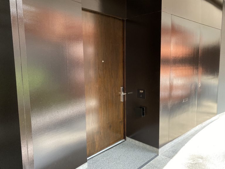 客室入口外観ドア2