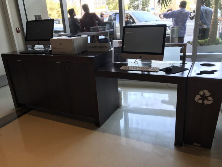 オフィスは一階のフロント前にありました