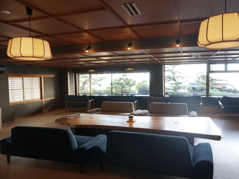 ロビーは落ち着いた空間