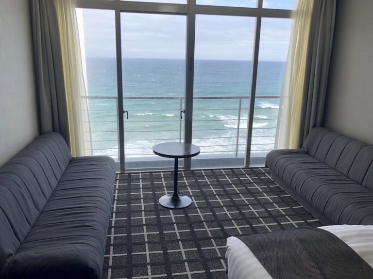 窓とソファーとテーブル