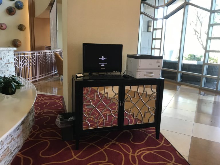 オフィスはフロント前入ってずばりの位置にありました。