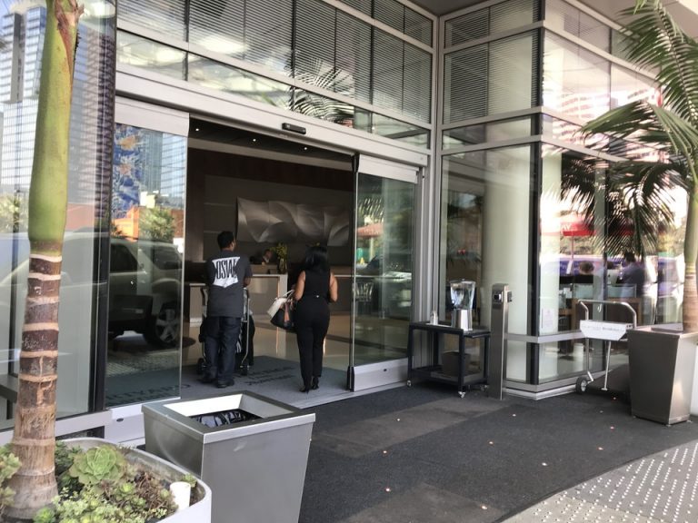 おしゃれなガラス張りエントランス