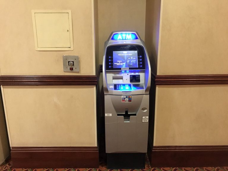 ATMも2台見ました