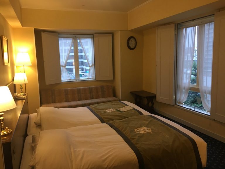 客室全体 (入口方向 )