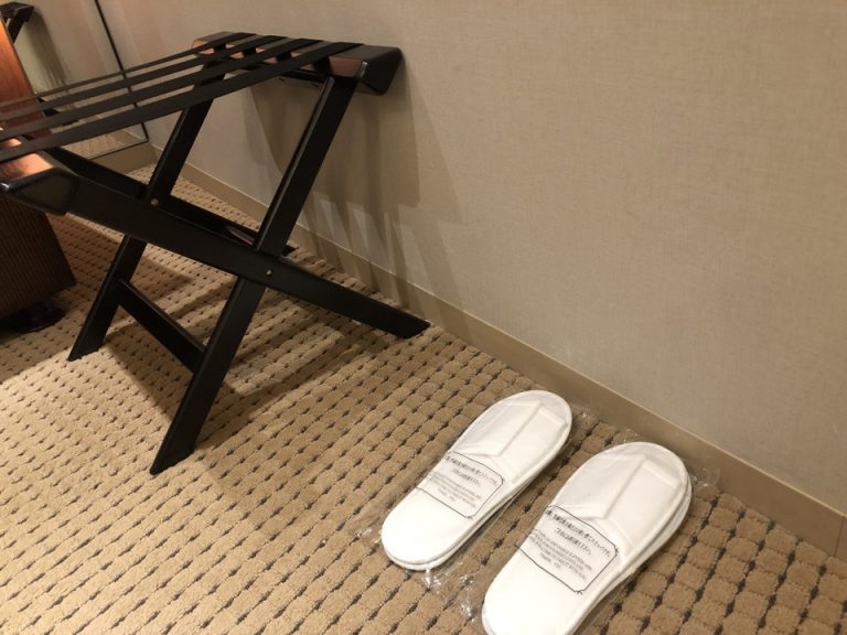 荷物置きラックと使い捨てスリッパ