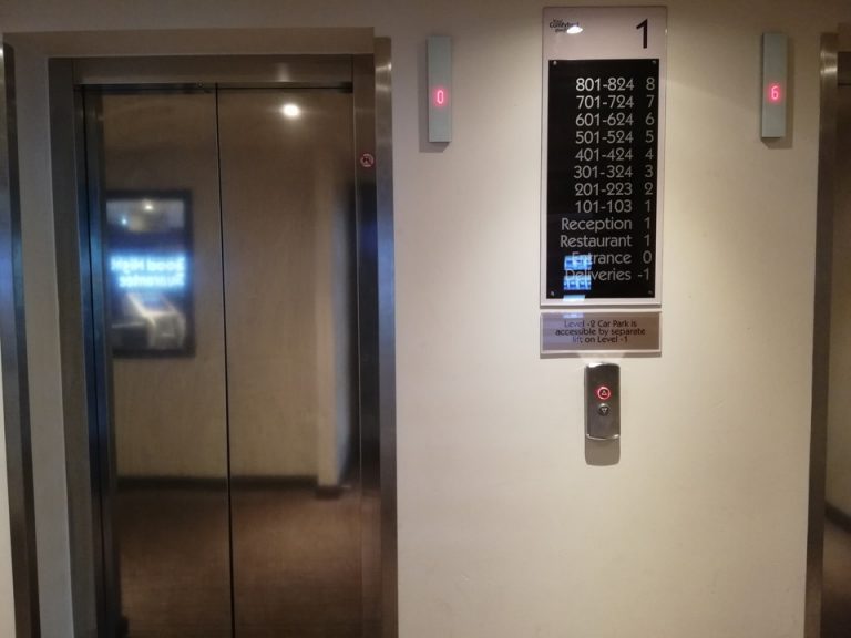 フロント階のエレベータホール2