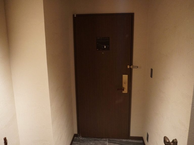 入り口扉室内から