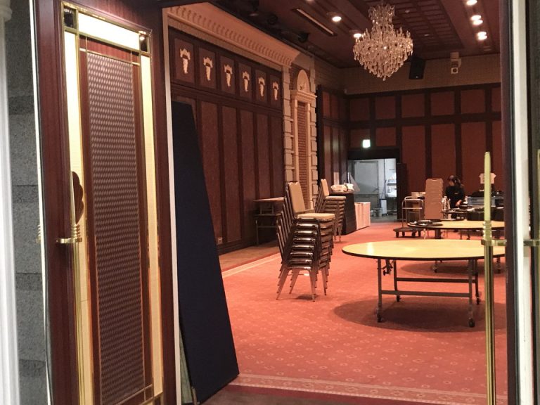 会場