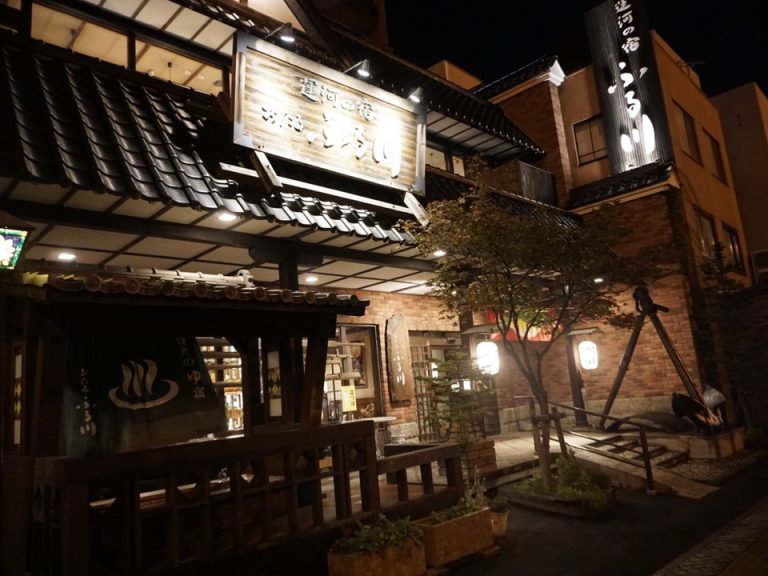 瓦屋根のエントランス