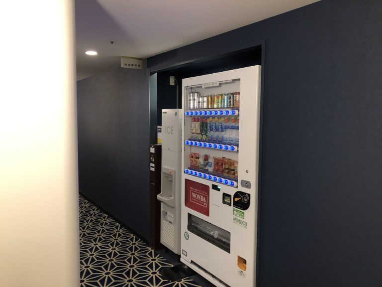 お部屋出るとすぐ自動販売機 客室階廊下32F
