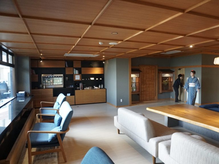 ロビーは広々とした空間