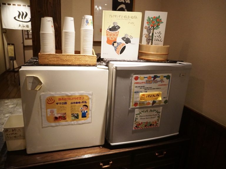 無料のドリンクとデザートコーナー