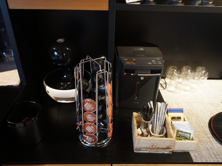 ロビーのカフェスペースにはドルチェグストが