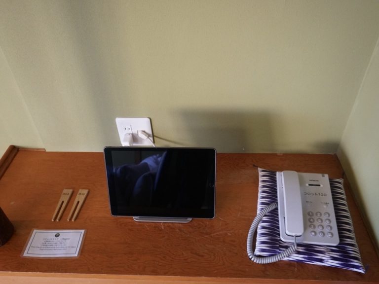 室内のタブレットで電気やカーテン操作が可能