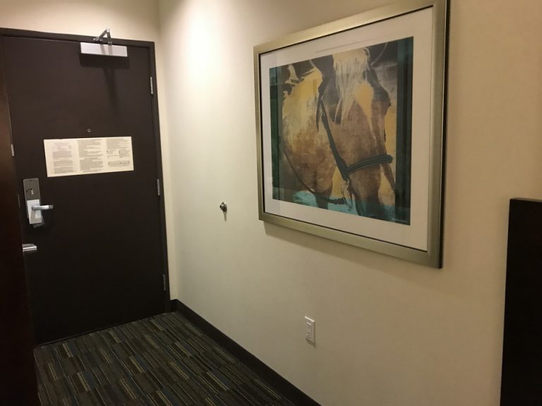 入り口横には大きな絵がありました