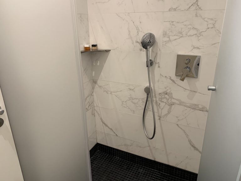 シャワールーム全体