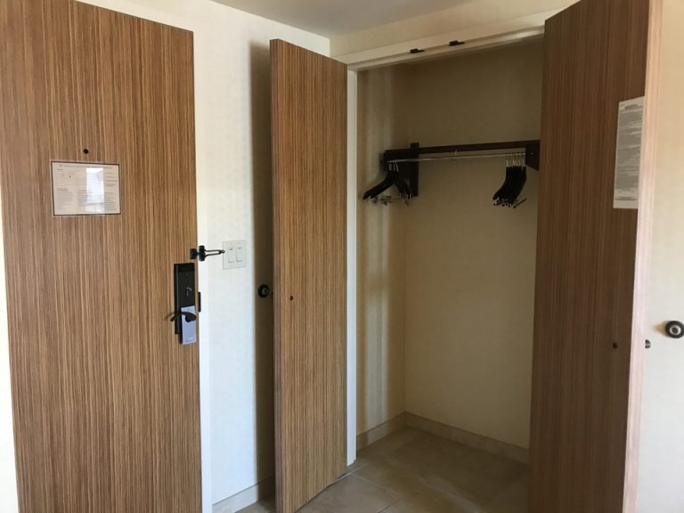 入ってすぐ左手にクローゼット