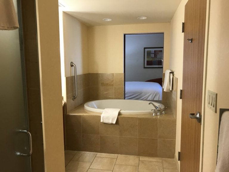 バスルームからはバスタブその奥に開閉式のスライドドアがありその奥にベットと見えていました