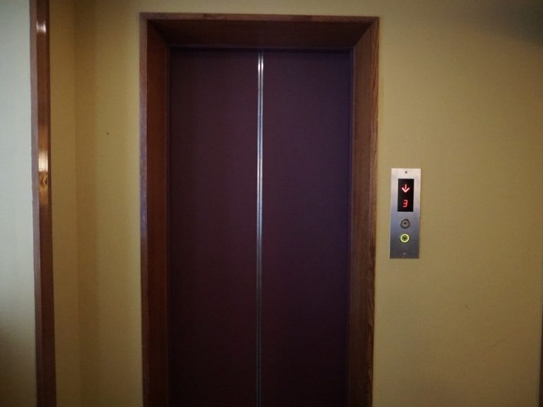 3階エレベータ