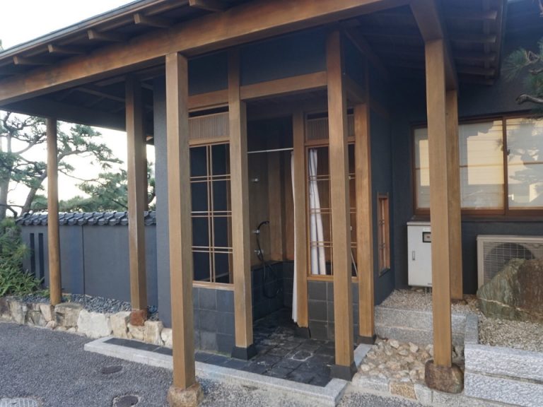 外には海水浴用のシャワーも