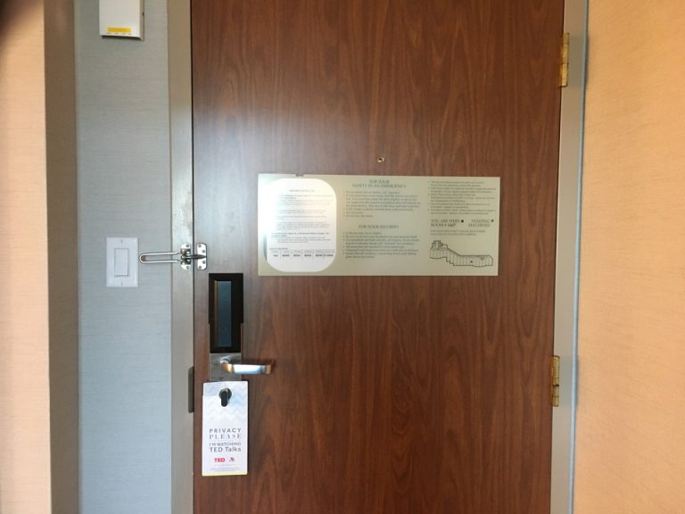 客室入口内観ドア