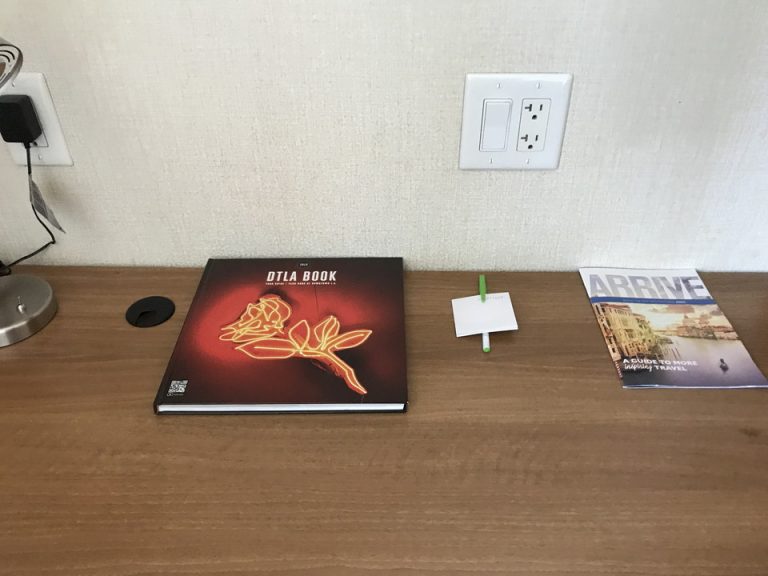 デスクの上にはガイドブックがありました