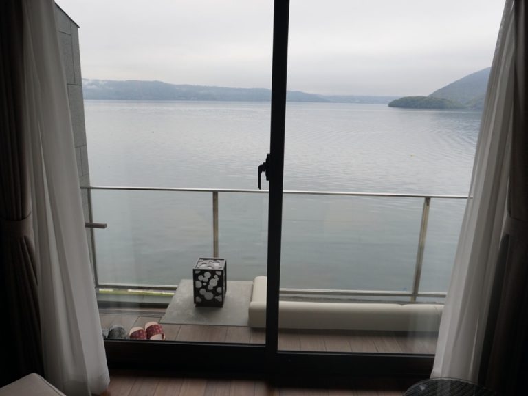 部屋からの眺めは洞爺湖一望