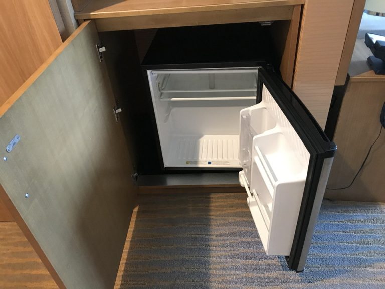 冷蔵庫の中は空でした