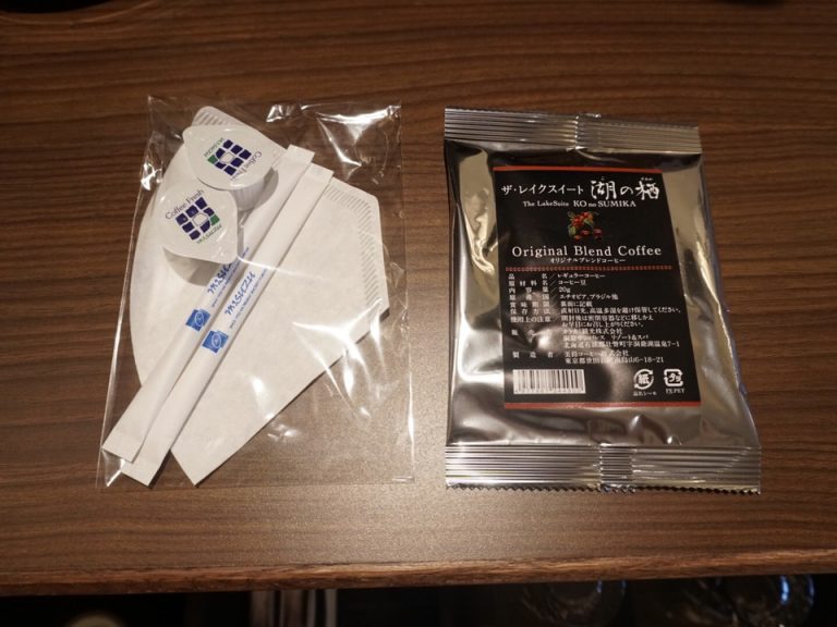 豆のコーヒーをミルで挽く