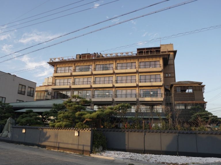 海側から見た宿の外観