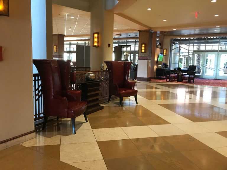 エレベーター右手は大きな椅子がありました・