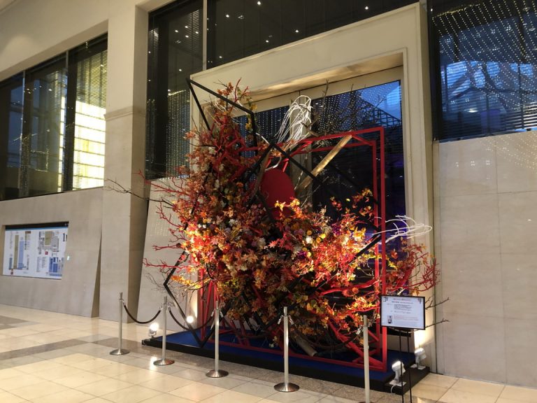 メインタワーのエントランス入ってすぐのオブジェ