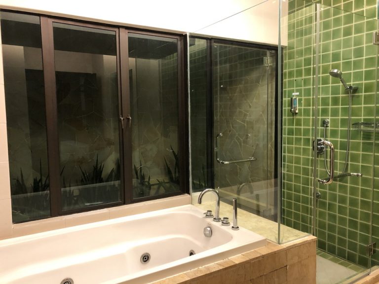 バスタブとシャワー