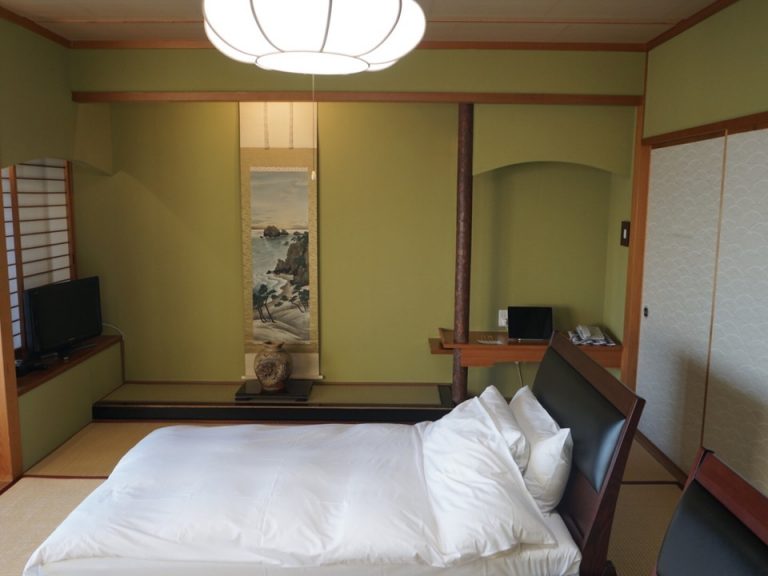 ベッド横には掛け軸も