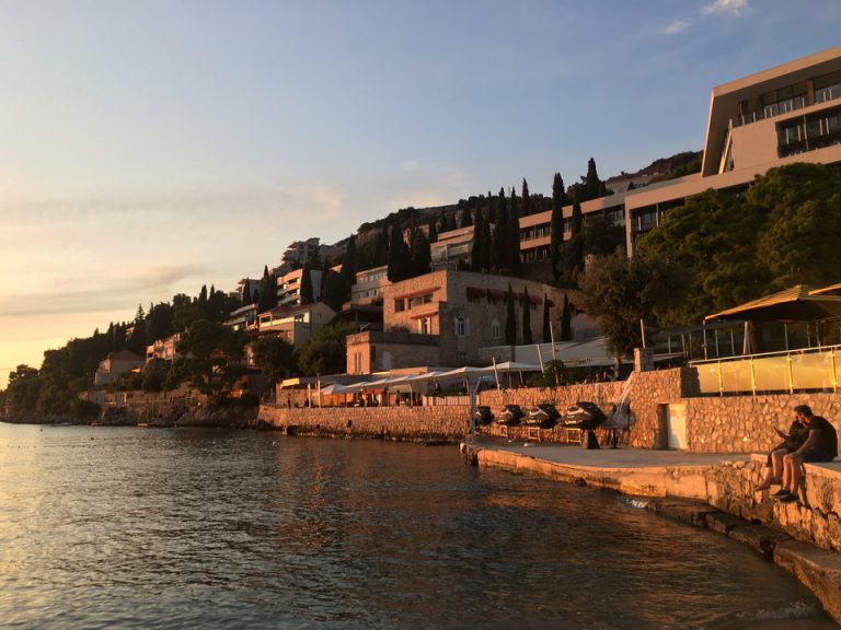 ホテルから歩いていけるサンセットビーチ