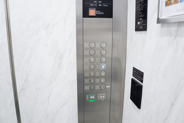 エレベーター内側