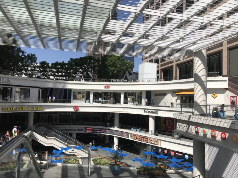 ホテルからすぐ近くに大きなショッピングセンターがありました