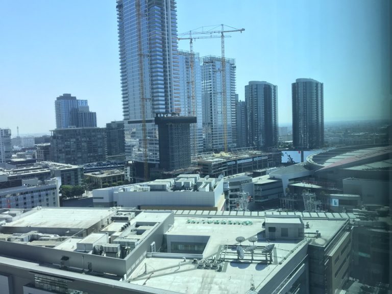 右手にはステープルセンターが見えました