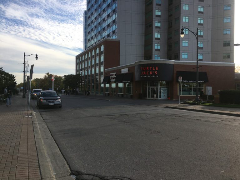 周辺のお店・街の様子