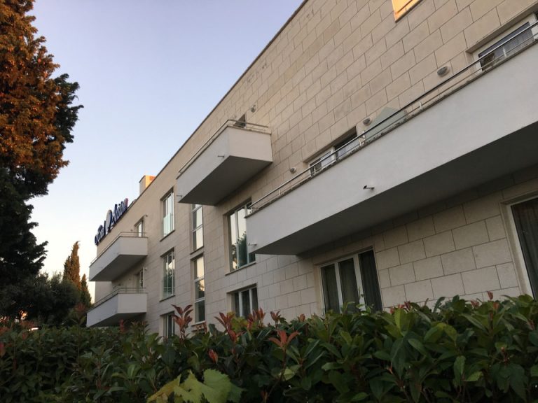 外観(正面エントランス側)