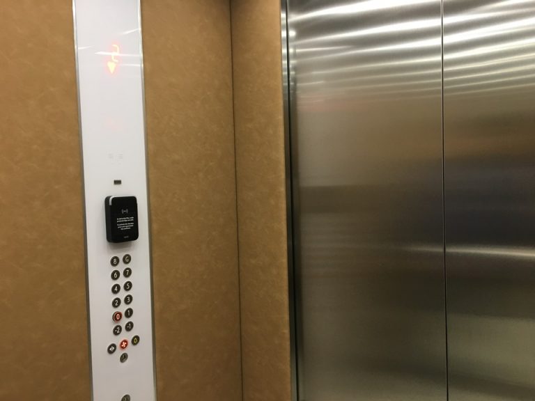 エレベーター内部(1)