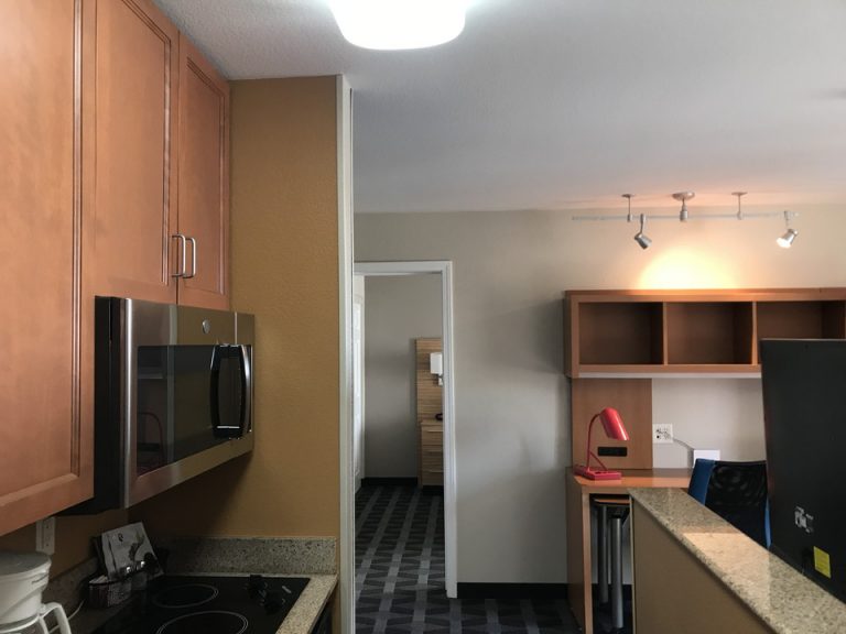 キッチン奥からリビング、寝室にかけて