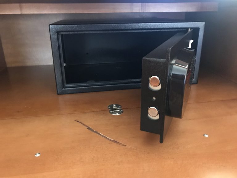 セイフティーは寝室側のテレビ下にありました