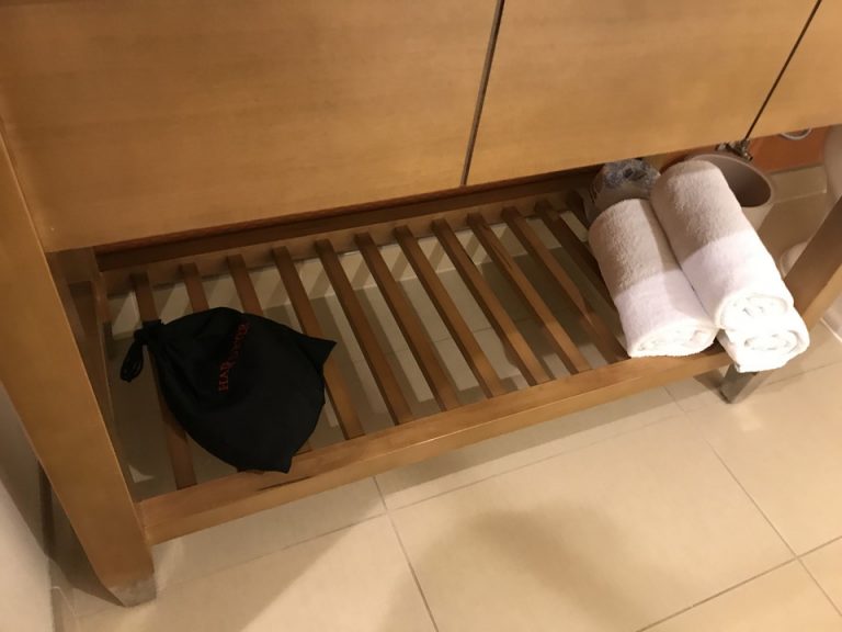 ドライヤーは洗面シンクの下にありました