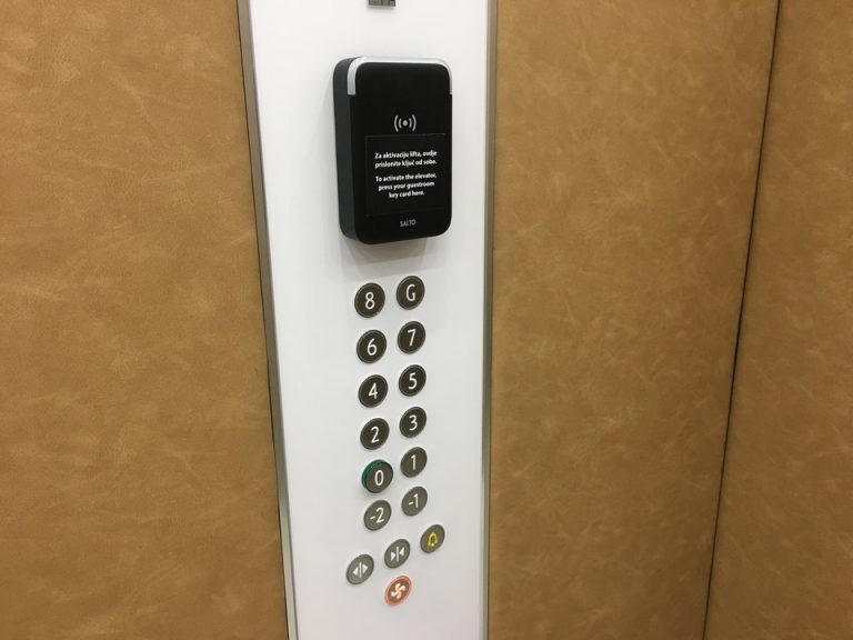 エレベーター内部ボタン