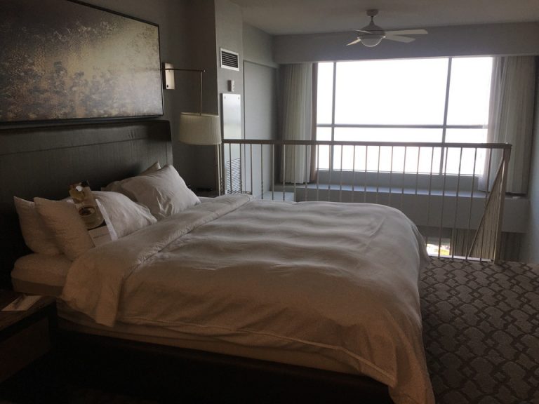 客室全体(階段上、窓際方面) (2)