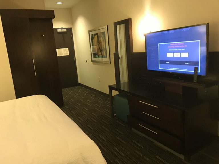 部屋奥から入り口方向