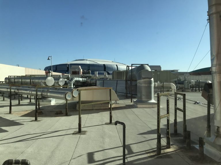 景色はズバリボイラー!笑。どこかスペースマウンテンにでも来たような気分。その奥のシルバーの建物がアメリカンフットボールのオフィシャル会場アリゾナカーディナルズ