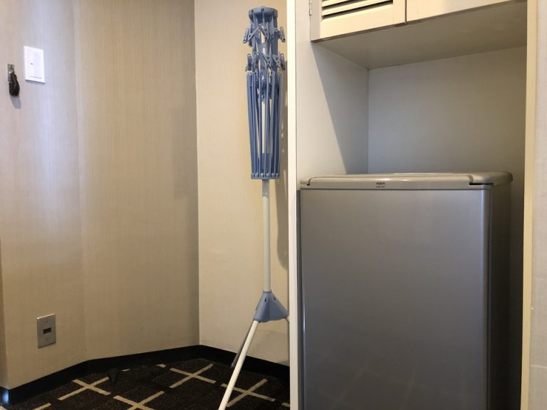 冷蔵庫と室内物干しスタンド