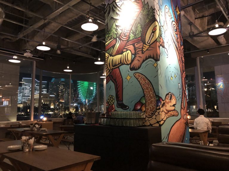 夜景とアートと天井の組み合わせがまた素敵